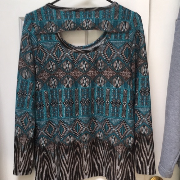 Tribal turquoise/black/gray, cutout back. Very soft.Lightweight. Poly/spandex. - Picture 3 of 6